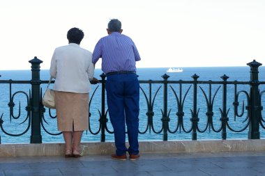 Personas mayores mirando el mar clipart