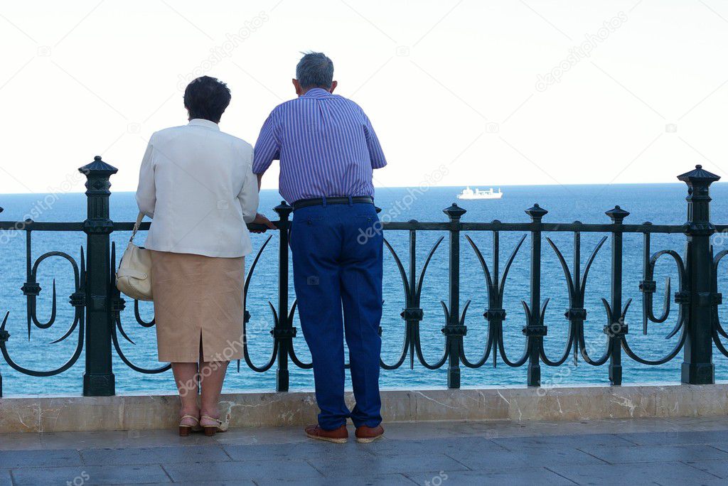 Personas mayores mirando el mar
