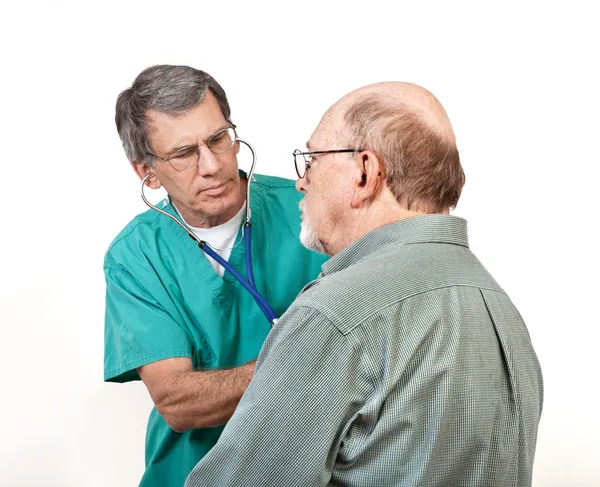 Lékař nebo sestra neposlouchá starší člověk srdce a plíce — Stock fotografie