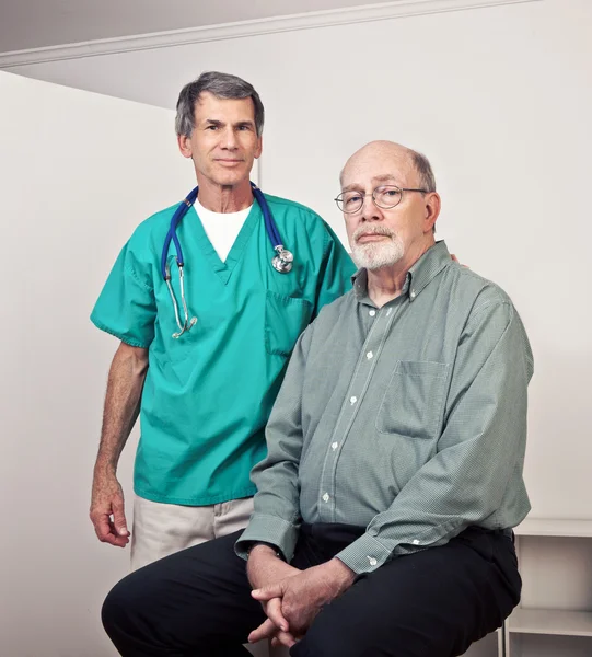 Männlicher Arzt mit älterer männlicher Patientin — Stockfoto