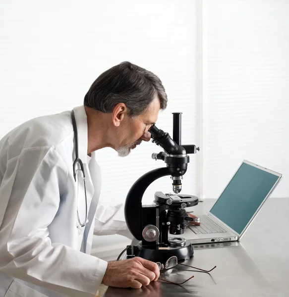 Medico o scienziato al microscopio — Foto Stock