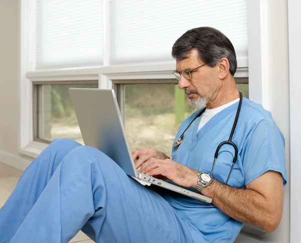 Doctor Reviewing and Researching on Laptop Computer — Stock Photo, Image