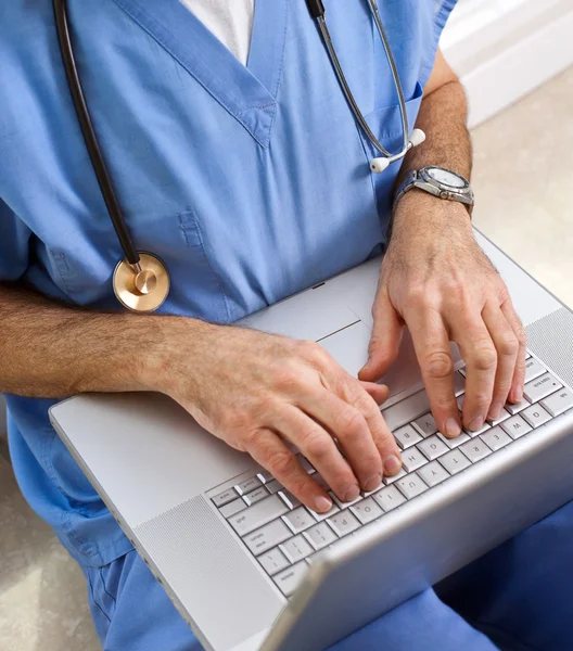 Lekarz w laptopie zbliżenieNota żółte naklejki na pokładzie korka ogłoszenia na białym tle — Zdjęcie stockowe