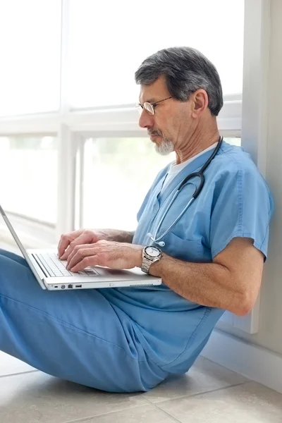 Médico ou enfermeiro masculino no computador portátil — Fotografia de Stock