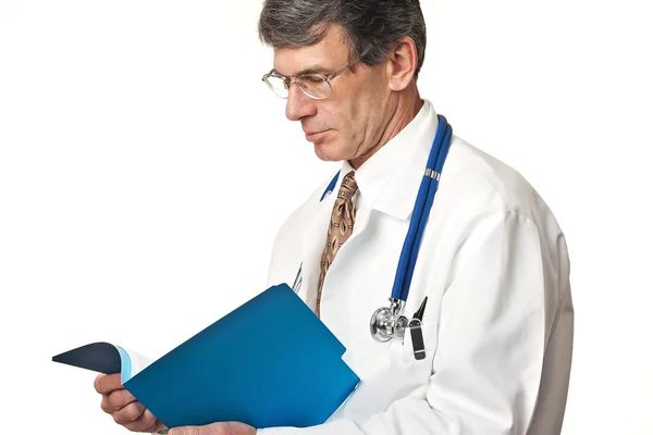 Arquivo do paciente da leitura do doutor — Fotografia de Stock