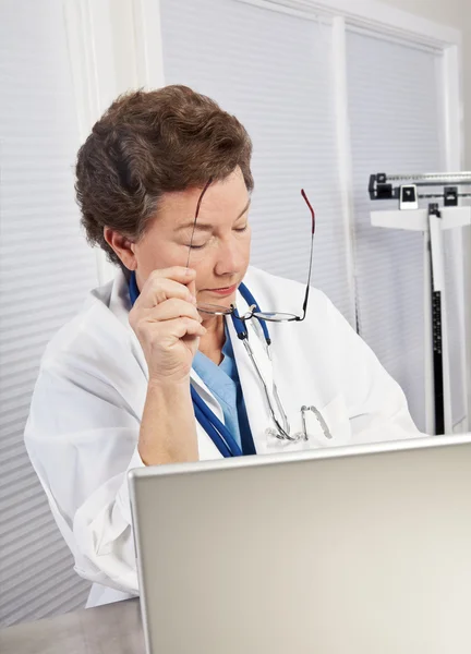 Erfaren kvinna läkare i office på bärbar dator — Stockfoto