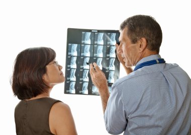 Doktor ve hasta spinal MRI taramaları ile ilgilenen