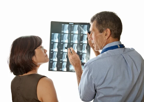 Läkare och patient som tittar på spinal Magnettomografi — Stockfoto