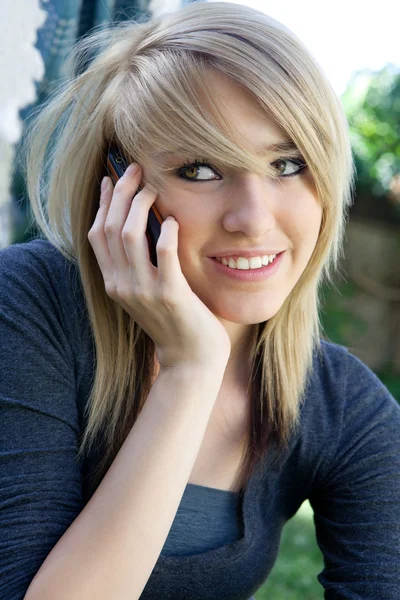 Güzel bir kız üzerinde cep telefonu, cep telefonu konuşurken — Stok fotoğraf