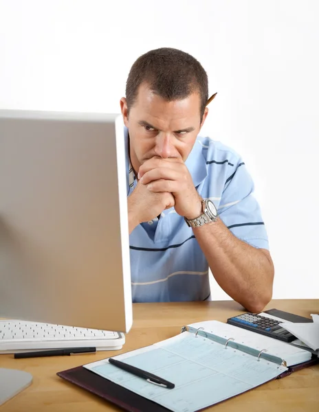 Homem no computador se preocupa com as finanças da família — Fotografia de Stock
