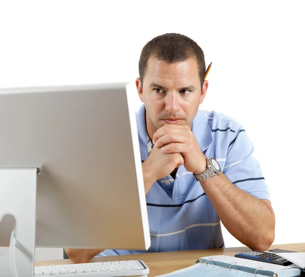 Беспокойный человек за рабочим столом и оплата счетов за компьютер — стоковое фото