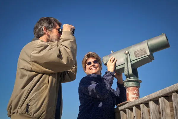 Glückliche Skywatching und Vogelbeobachtung — Stockfoto