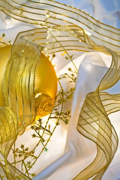 Altın christmas baubles ve şeritler — Stok fotoğraf
