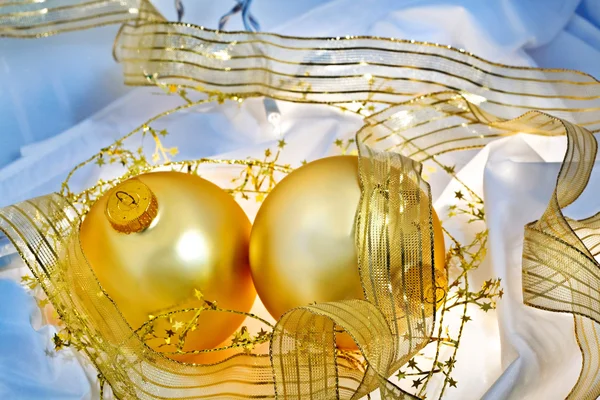 Blauer und goldener Weihnachtsschmuck Stillleben — Stockfoto
