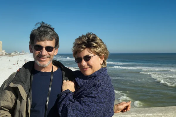 Tatil mutlu emekli çift, okyanus — Stok fotoğraf
