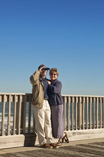 Couple at Seaside Fishing Pier — Stock Photo, Image