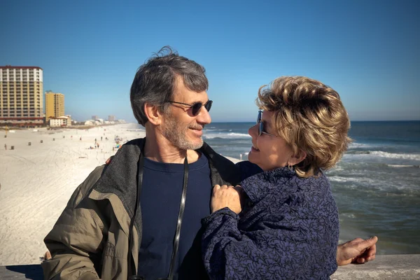 Retired couple on winter vacation — Stock Photo, Image