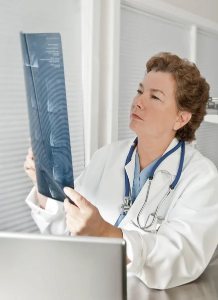 Kvinnliga läkare överprövnings mri scan — Stockfoto