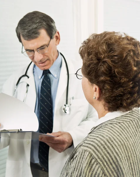 Lekarz omawiać wyniki z pacjenta — Zdjęcie stockowe
