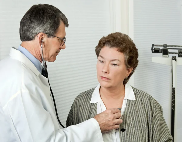 Doctor Listens to Patient's Heart — Stock Photo, Image