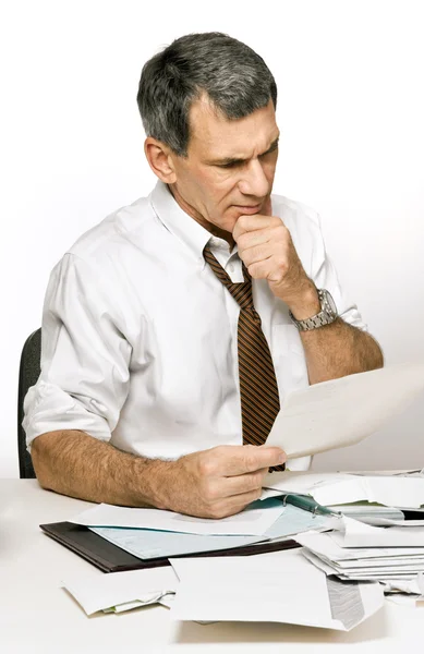 Verwirrter Mann liest Rechnung oder Kontoauszug — Stockfoto
