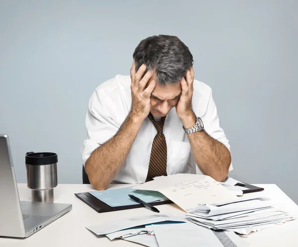 Homem estressado se preocupa com a economia, pagar contas, aposentadoria — Fotografia de Stock