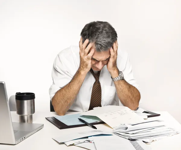 Homem estressado se preocupa com a economia, pagar contas, aposentadoria — Fotografia de Stock