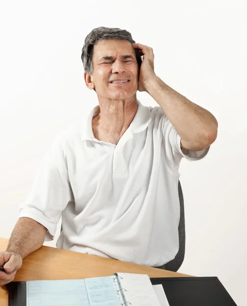 Hombre preocupado que sufre de dolor de cabeza —  Fotos de Stock