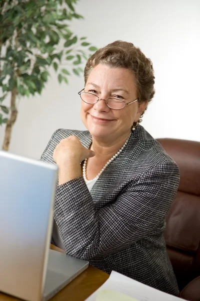 Usměvavá starší podnikatelka — Stock fotografie