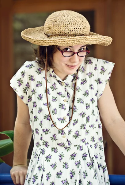 야외에서 착용 하는 안경 및 밀 짚 모자 소녀 — 스톡 사진