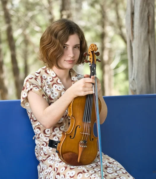 Girl with her Violin Outdoors — Stock Photo, Image