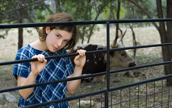 Ranczo dziewczyna przy bramie — Zdjęcie stockowe