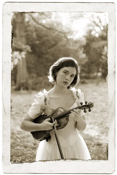 Sepia skrzypce dziewczyna pocztówka starodawny — Zdjęcie stockowe