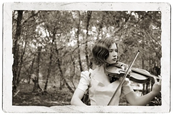 Антикварная открытка для девочек со скрипкой — стоковое фото