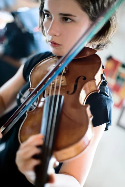 Young Woman Playing Violin Closeup — Stock Photo, Image