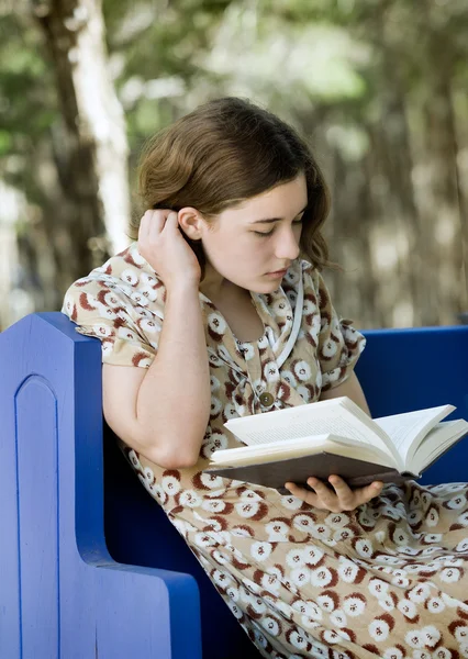 Young Woman Reading — Stock Photo, Image