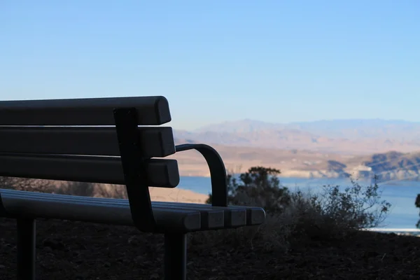 湖畔の公園のベンチ — ストック写真