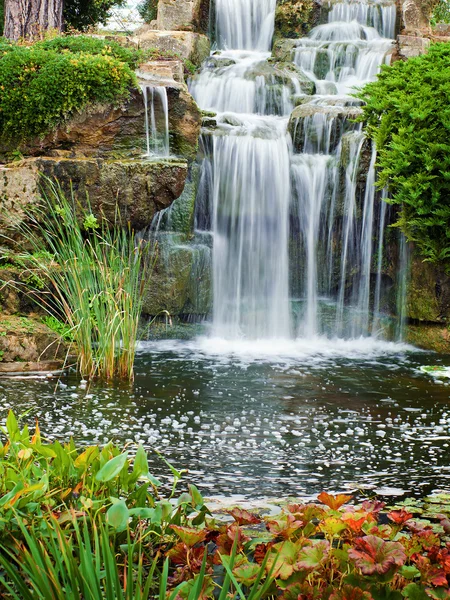 Waterfall in city park — Stock Photo, Image