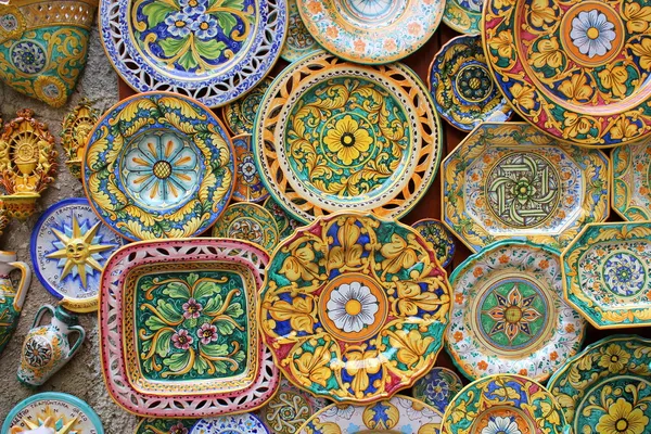 Los recuerdos típicos de Sicilia - platos coloridos — Foto de Stock