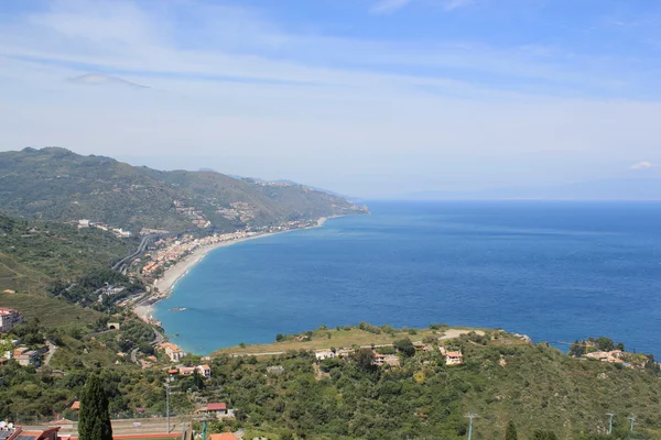 西西里岛的海岸。从意大利陶尔米纳的全景视图 — 图库照片
