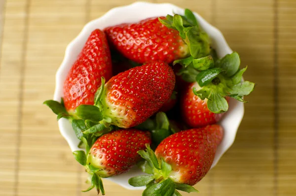 Erdbeeren in einer Tasse — Stockfoto