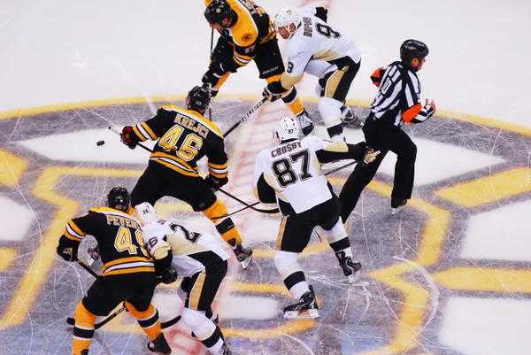 Crosby and Krejci Face-off (НХЛ хоккей ) — стоковое фото