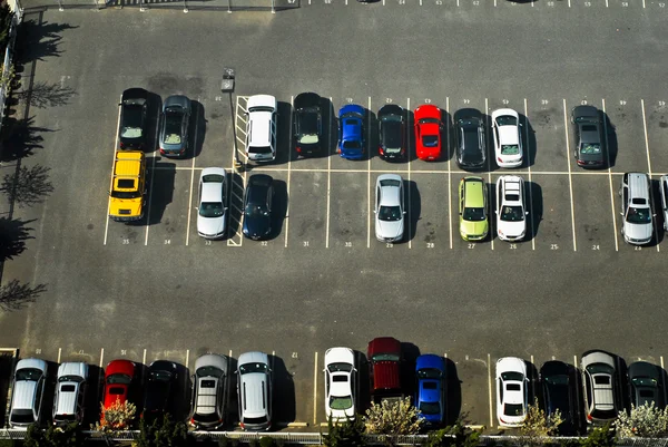 Visão geral de um parque de estacionamento — Fotografia de Stock