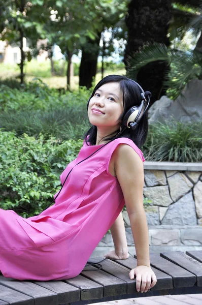 kulaklıklar açık olan kadın