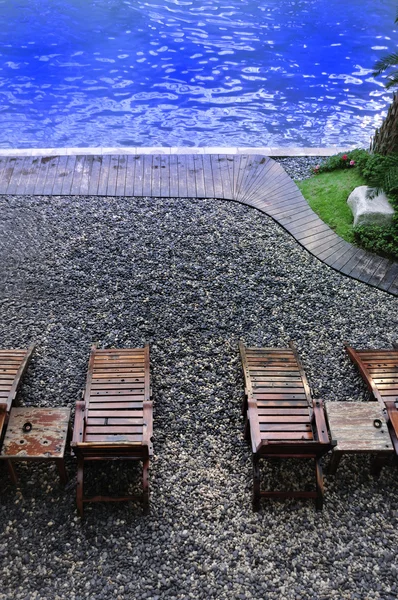 Yüzme havuzunda rahatla.