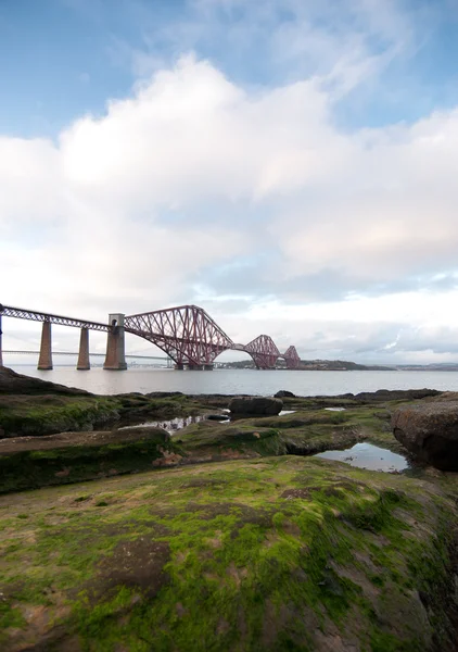 Weer spoor brug met stenen van de voorgrond in Schotland — Stockfoto