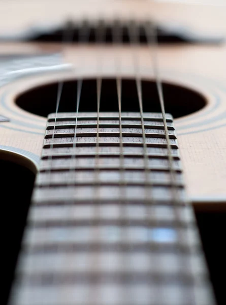 Close-up de um pescoço de guitarra com todas as cordas — Fotografia de Stock