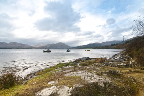 Три рыбацких судна на шотландском озере — стоковое фото