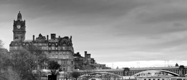 Panorámás kilátás nyílik a látóhatár Edinburgh — Stock Fotó