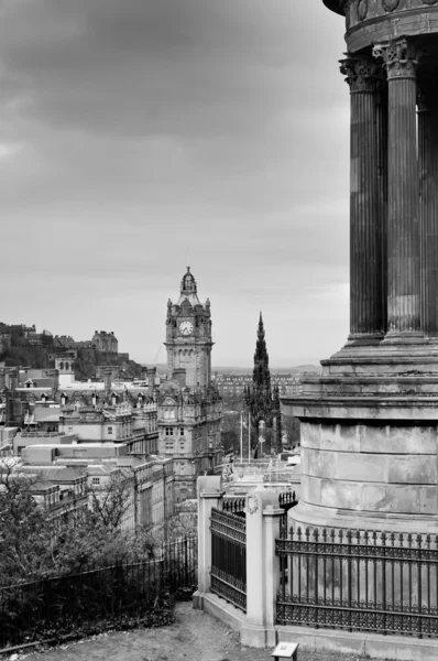 Вид на Эдинбург с Колтон-Хилл, Шотландия — стоковое фото